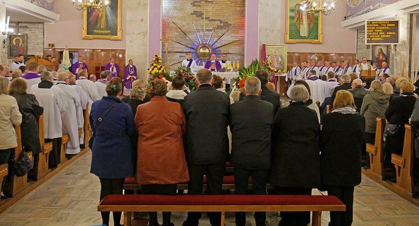 Nowe ograniczenia. Zobacz, ile osób może być na mszy w łomżyńskich kościołach