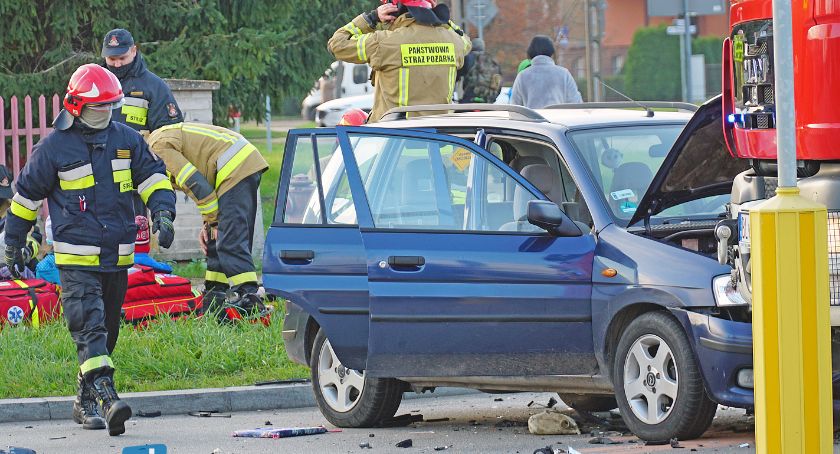 Łomża. Wypadek przy straży pożarnej. Kobieta i trójka dzieci w szpitalu [FOTO]