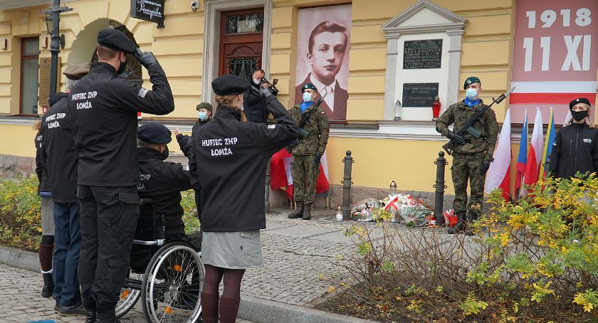 Obchody 102. rocznicy odzyskania niepodległości. Delegacje złożyły kwiaty i zapalono znicze! [VIDEO i FOTO]