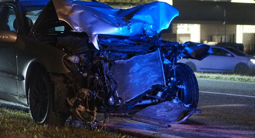 Rozbiła mercedesa o ciągnik rolniczy. Kobieta mogła być pijana  [FOTO]