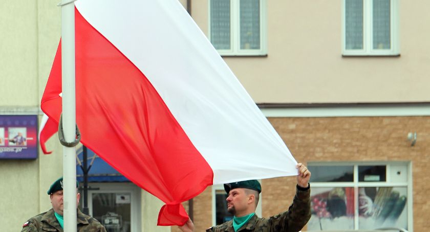 Brudna flaga czy obrzydliwy fake news?