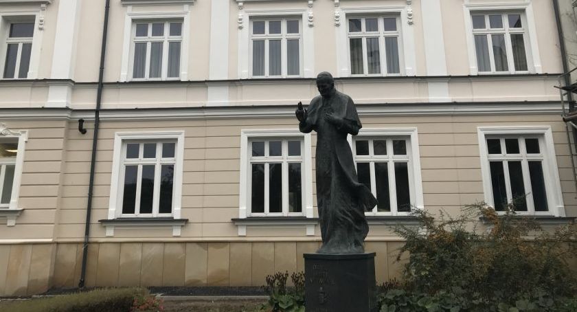 Katolicka Bursa Szkolna z odnowioną elewacją [FOTO]