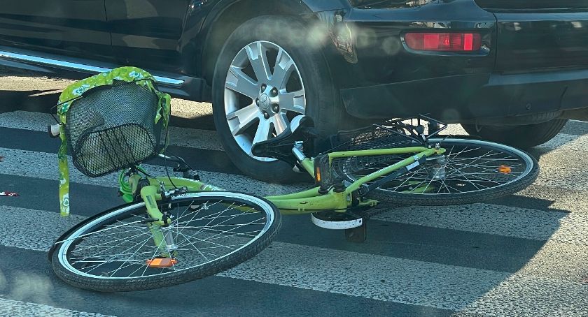 66-letnia rowerzystka wjechała w bok mitsubishi. Była pod wpływem alkoholu! [FOTO]