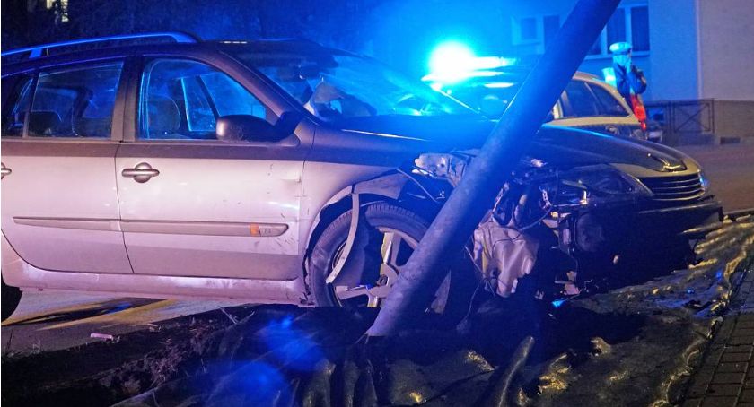 Uderzył w latarnię mając blisko 2,6 promila. To nie jedyny pijany kierowca, którego zatrzymała policja 