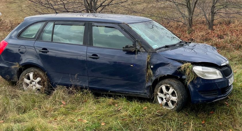 Skoda w rowie po zdarzeniu na drodze Nowogród - Łomża. Dwie osoby zostały zabrane do szpitala [FOTO] 