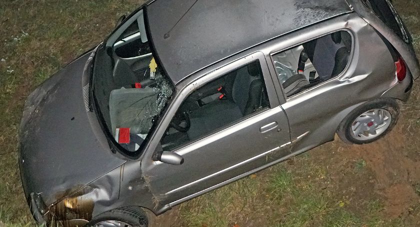 Małe auto wpadło do dużego rowu [FOTO]