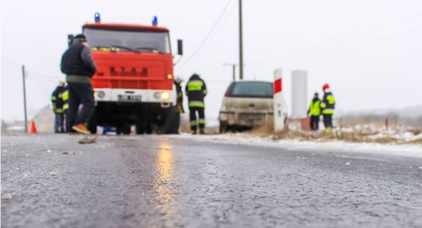 Będzie ślisko! Synoptycy ostrzegają przed oblodzeniem dróg i chodników