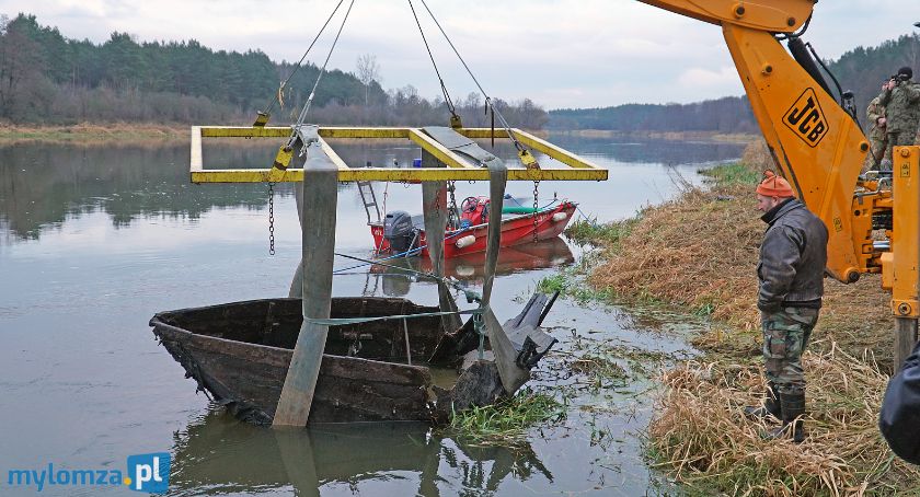 Nowogród: Porzucona radziecka łódź pontonowa wyciągnięta z rzeki Narew [VIDEO i FOTO]