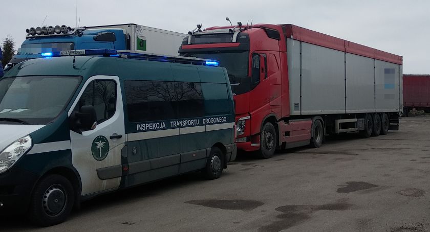 Jechał na dwóch kartach. Kierowca ciężarówki wpadł w Kisielnicy [FOTO]