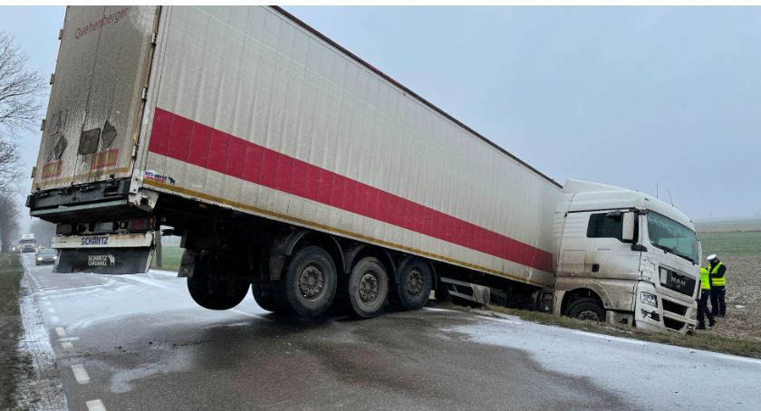 Ale ślisko! Ciężarówka wjechała do rowu i zablokowała drogę [FOTO] [AKTUALIZACJA]