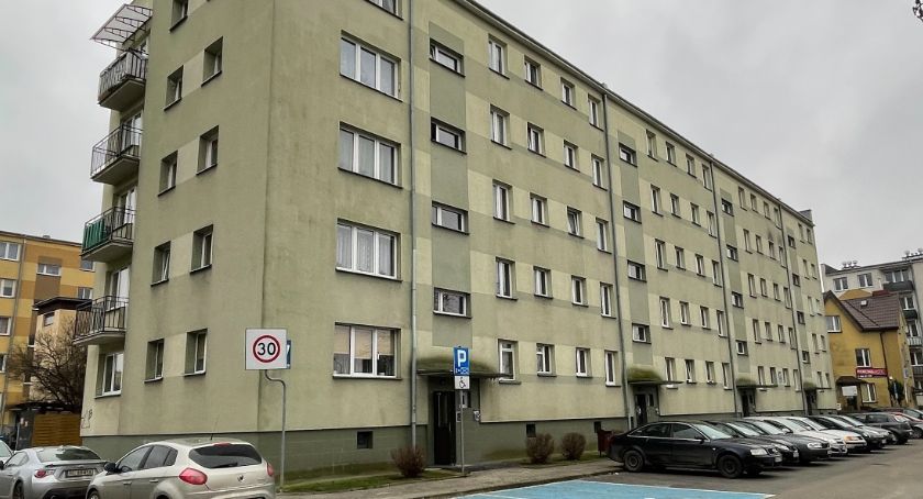 Zwłoki w mieszkaniu. Sąsiedzi wezwali służby