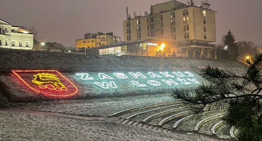 Zasmakuj w świątecznej Łomży! Podświetlony napis wita podróżujących [FOTO]