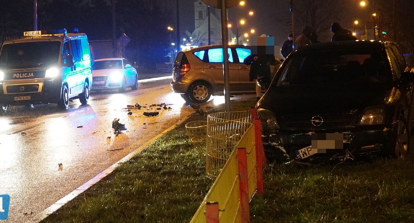Opel skosił barierki [FOTO]