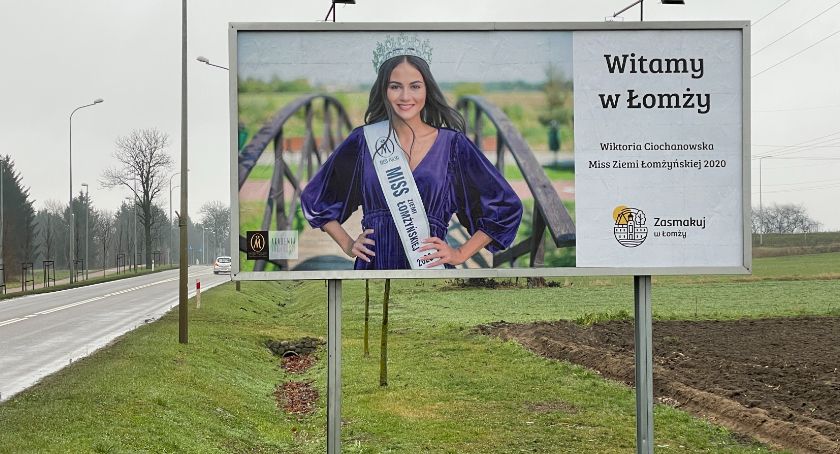 Piękne dziewczęta witają w Łomży [FOTO]