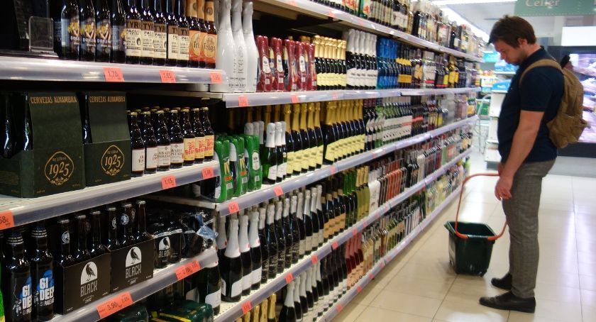 Sklepy otwarte krócej