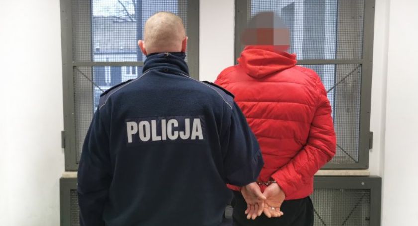 Łomża. Poszukiwany z zakazem prowadzenia pojazdów podjechał pod komendę samochodem 