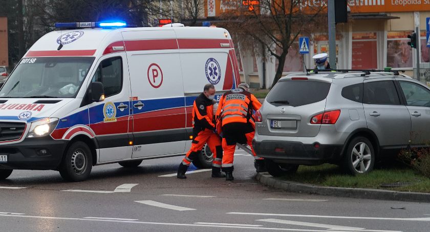 Kraksa na rondzie Solidarności. Kierująca przewieziona do szpitala [FOTO][AKTUALIZACJA]