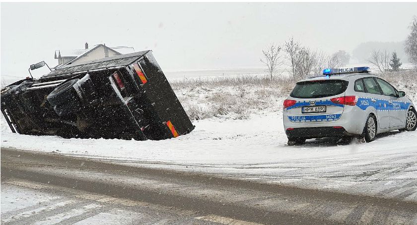 Trudne warunki na drogach w regionie. Są już pierwsze zdarzenia [VIDEO i FOTO]