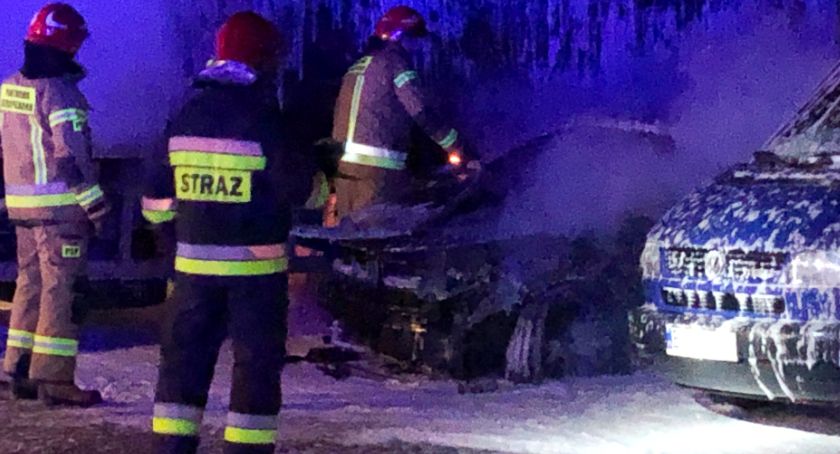 Nocny pożar samochodów w Łomży. Jeden z pojazdów spłonął doszczętnie [FOTO]