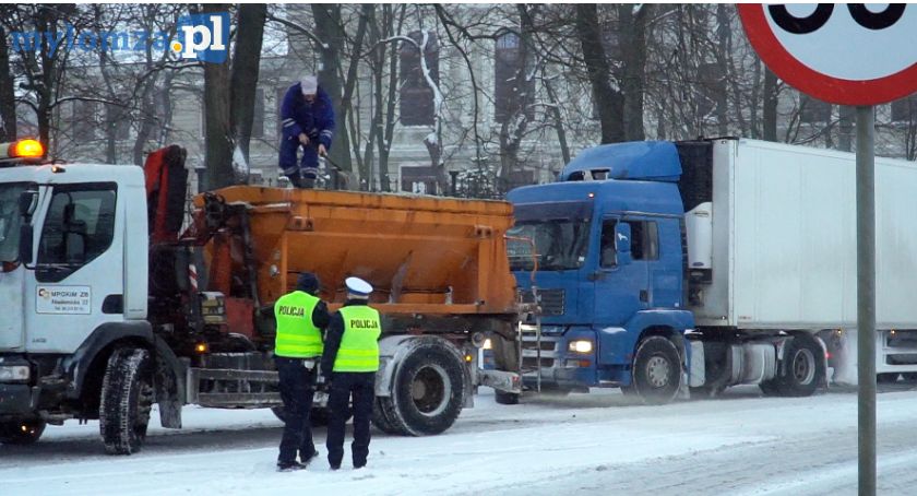Tir zablokował wjazd do Łomży. Pomogli drogowcy i policjanci [VIDEO i FOTO]