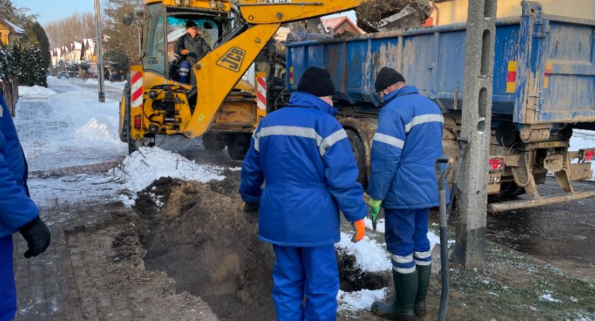 Zima trzyma! Kolejna pęknięta rura i brak wody [FOTO]