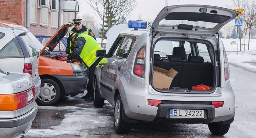 Mieszkańcom Łomży padają akumulatory. Strażnicy miejscy mają pełne ręce roboty!