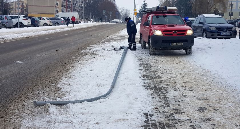 Młody kierowca wylądował na latarni [FOTO]