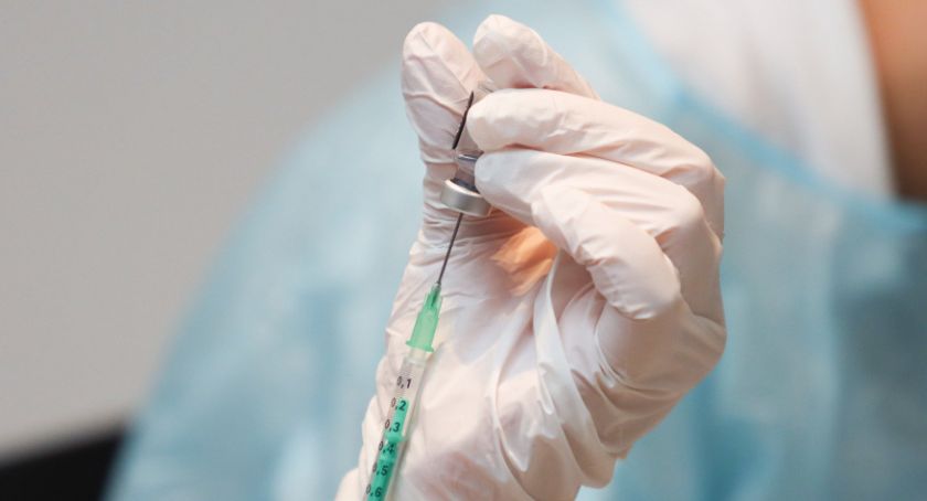 Szczepienia przeciw COVID-19. Od dziś mogą rejestrować się seniorzy powyżej 70. roku życia