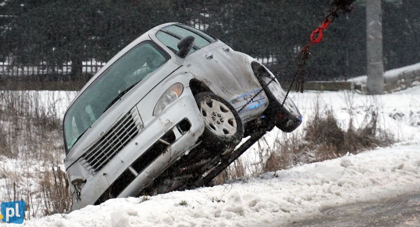 Chrysler w rowie. Zima ponownie zaatakowała [FOTO]