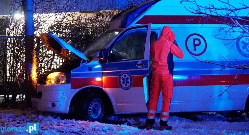 Kierowca karetki zaufał nawigacji. Uderzył w drzewo