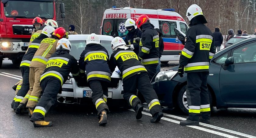Wypadek dwóch samochodów na DK61! Jedna osoba poszkodowana [FOTO]