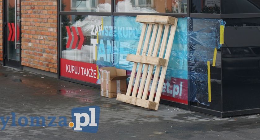 Włamanie do sklepu z elektroniką w Łomży. Policja wyjaśnia sprawę