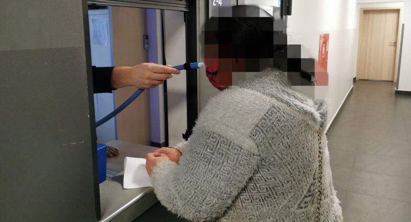 Mieli wyłudzić ponad 90 tysięcy od mieszkanki Nowogrodu. Policjanci zatrzymali oszustów! [VIDEO]