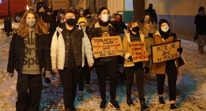 Protest w Łomży. Kobiety po raz kolejny wyszły na ulicę [VIDEO i FOTO]