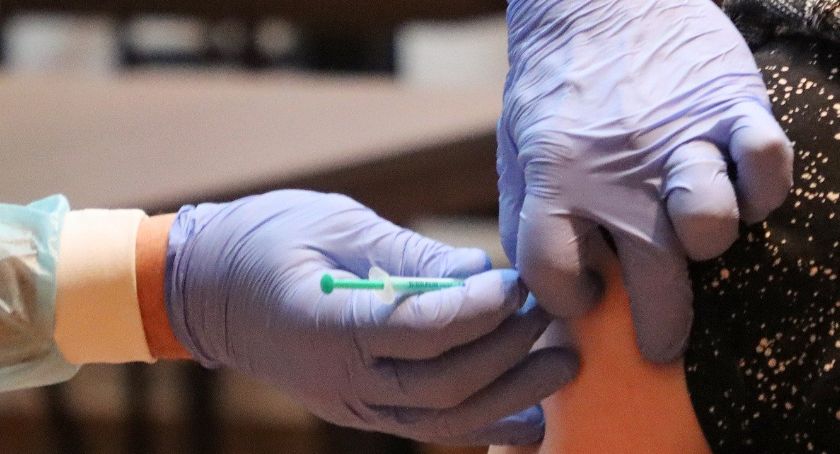 141 zł za szczepienie. W Podlaskiem mają działać mobilne zespoły