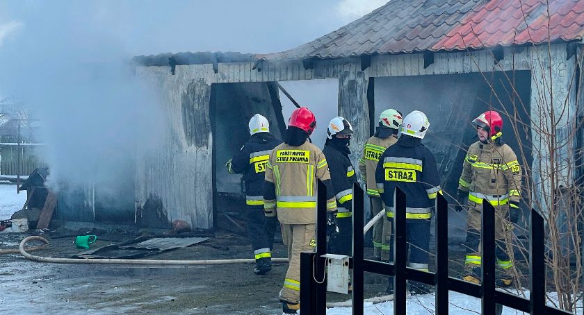 Spłonął garaż w Rydzewie. W środku był gaz [FOTO]