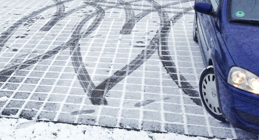 Łomża: Zostawił w samochodzie małe dziecko i poszedł do kościoła. Interweniowała policja!