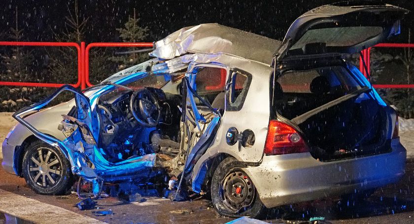 Podgórze. 25-letni kierowca uderzył w latarnię. Jest w szpitalu! [FOTO]