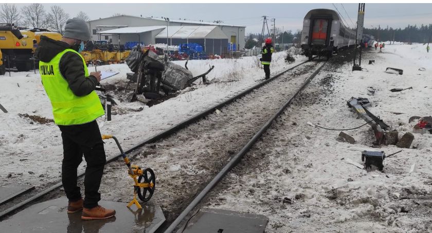 Pod Grajewem pociąg osobowy zderzył się z cysterną [FOTO]