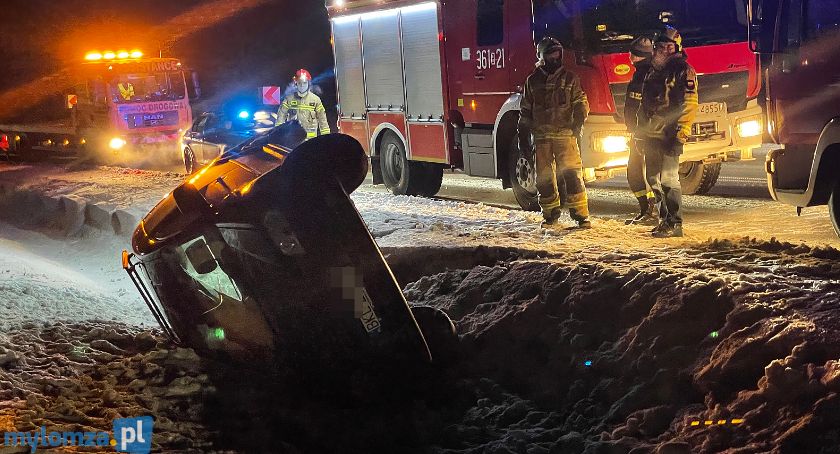 Lód „wepchnął” busa do rowu [FOTO]