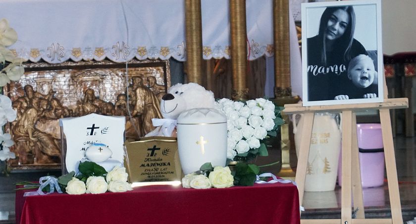Łomżanie pożegnali Kamilę i jej synka Mikołaja [FOTO]