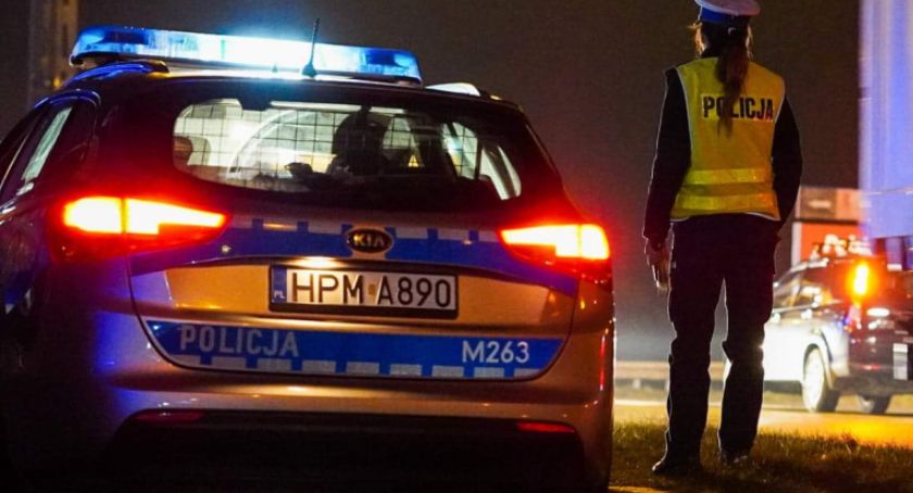 Policjanci chcieli zwrócić kierowcy uwagę. Okazało się, że był pijany i jechał na zakazie