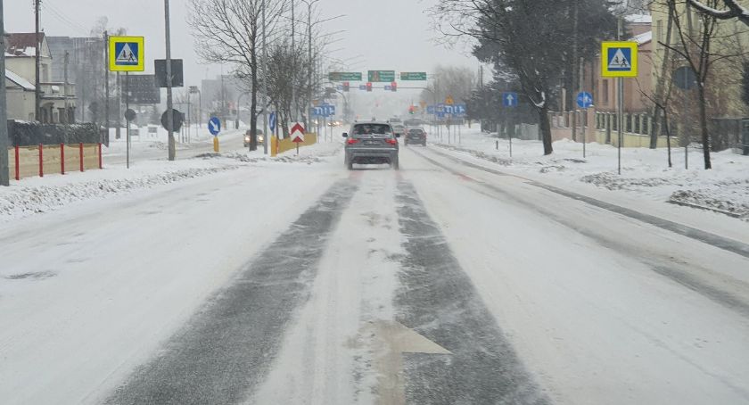Śniegu przybędzie. Coraz gorsze warunki na drogach [VIDEO i FOTO]