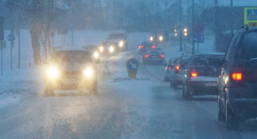 Opady śniegu sparaliżowały transport. Tiry blokują wjazd do Łomży [VIDEO i FOTO]