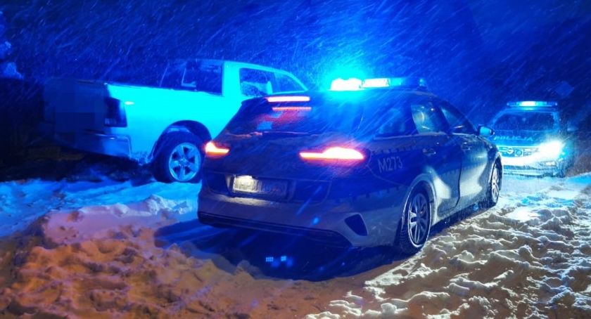 Łomża. Pijany kierowca wjechał w ogrodzenie. Miał ponad 3 promile