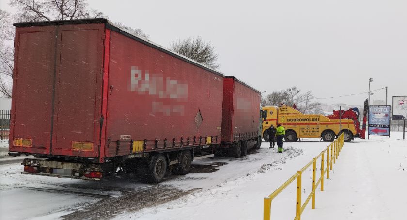 Olej lał się na drogę. Kierowca został zatrzymany do kontroli w Łomży [FOTO]