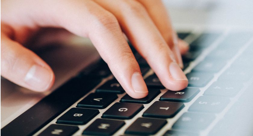 Młodzież z Łomży pomoże seniorom zrobić pierwszy krok w świecie komputerów i internetu