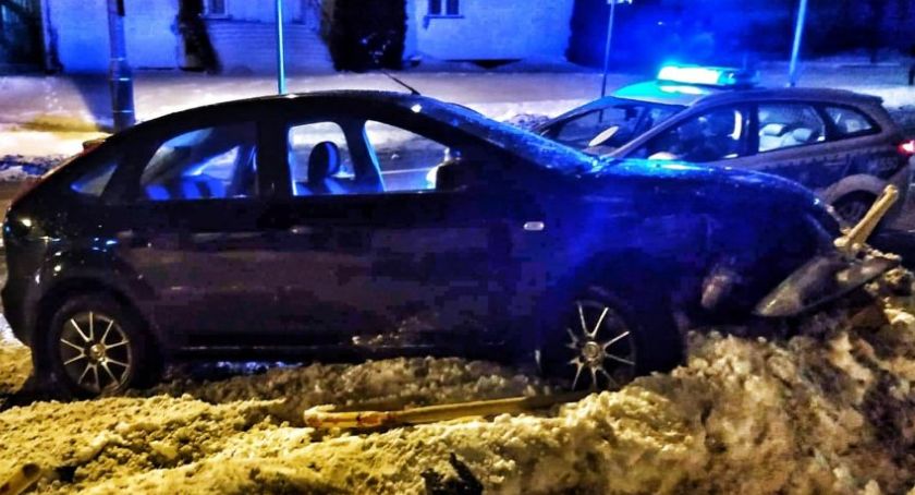Wsiadł do cudzego auta i wjechał w barierki. 26-latek był pijany