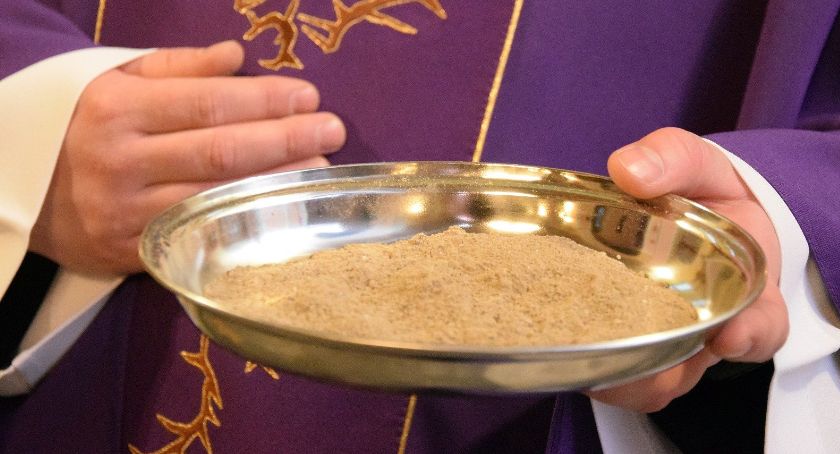 Środa Popielcowa w pandemii. Ksiądz musi zdezynfekować ręce i założyć maseczkę