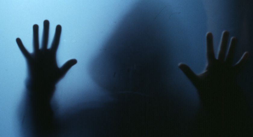 Mieli związać mu ręce, grozić obcięciem palców i bić go pałką! Mieszkańcy gminy Łomża usłyszeli zarzuty. Nie trafili do aresztu
